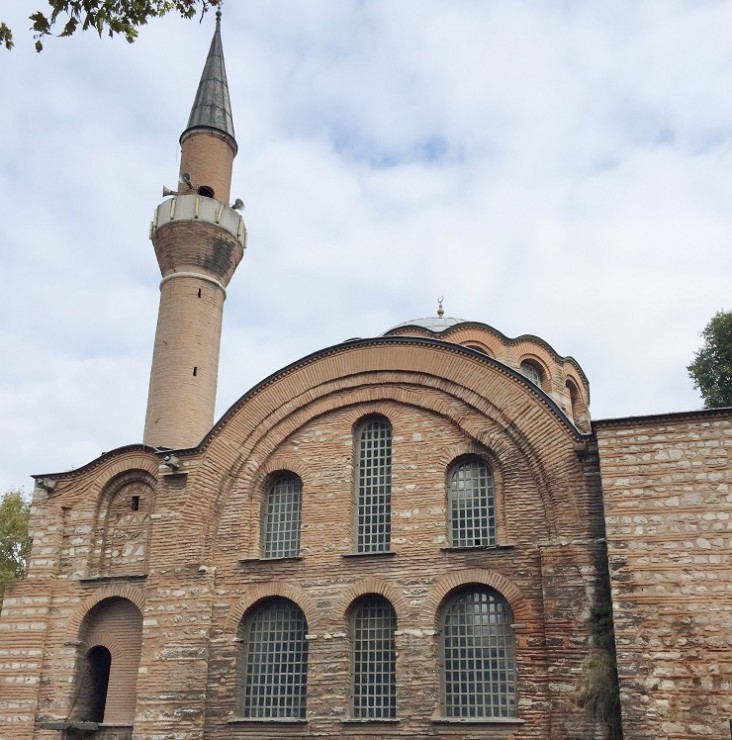 キリスト教とイスラム教の融合 イスタンブール旧市街に残るレンガ造りのモスク カレンデルハネ ジャーミィ Gotrip 明日 旅に行きたくなるメディア