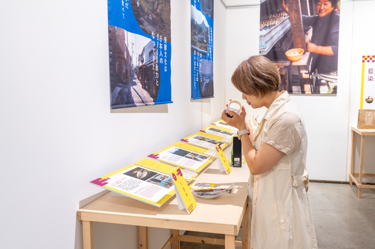 発酵ツーリズム東海-岐阜展示会場の展示、くさやのにおいをかぐ